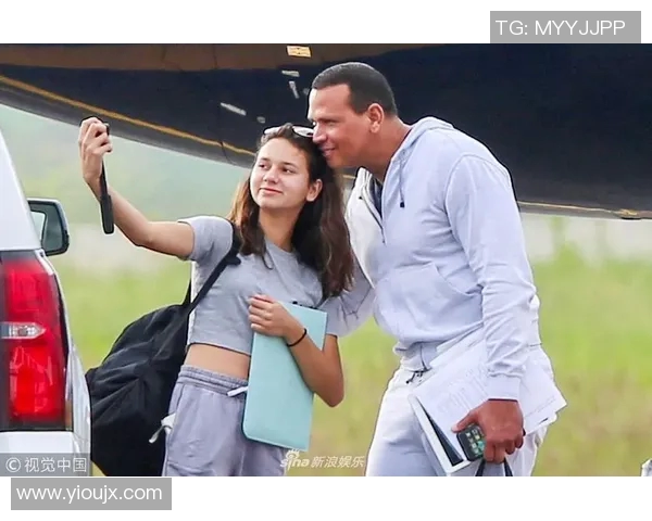 青春洋溢的女生与足球明星亲密合影展现运动魅力与友谊的美好瞬间